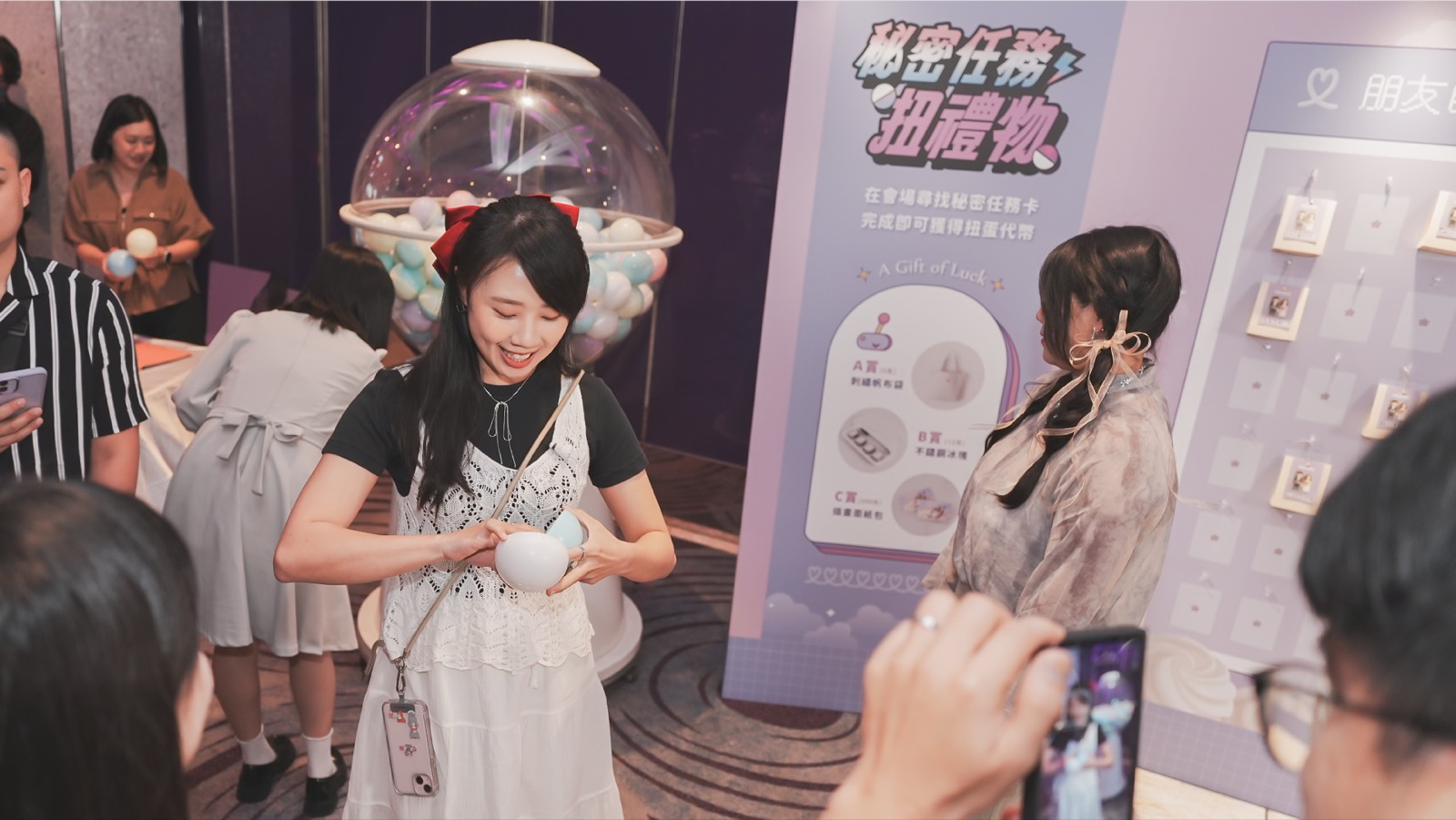 巨型扭蛋機結合報到盲盒背景牆，婚禮迎賓互動升級