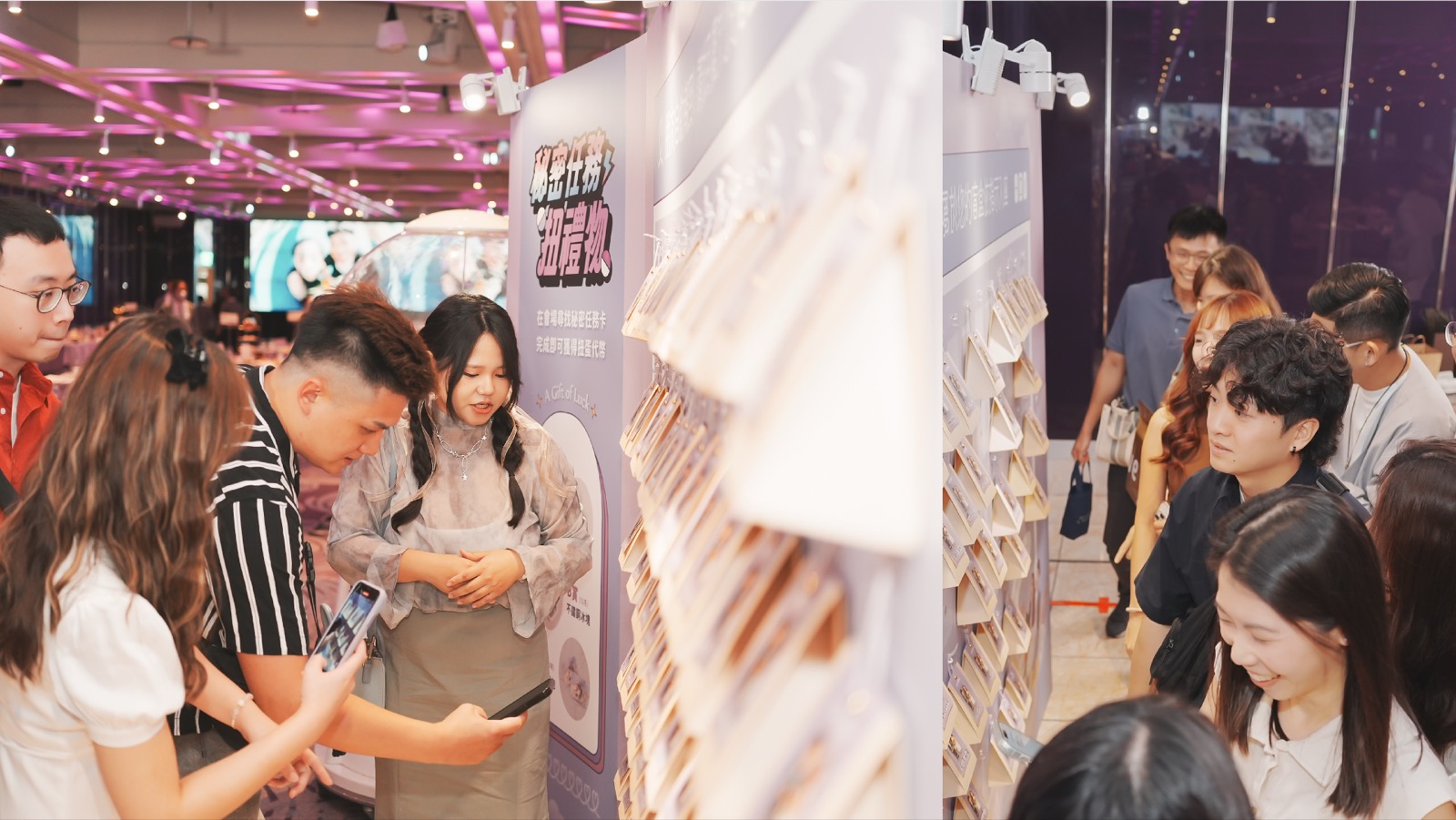 自助報到盲盒背景牆全貌，掛滿賓客專屬盲盒